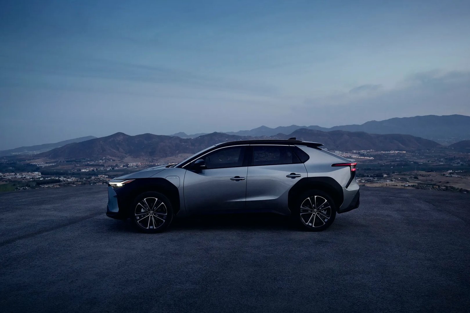 Toyota_bZ4X_1_generation__SUV_5-doors__10.jpg