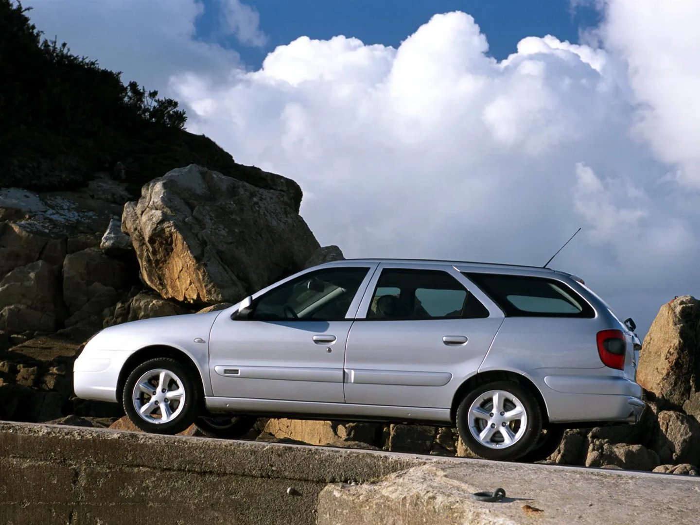 Citroen_Xsara_1_generation__Estate_5-door__2.jpg