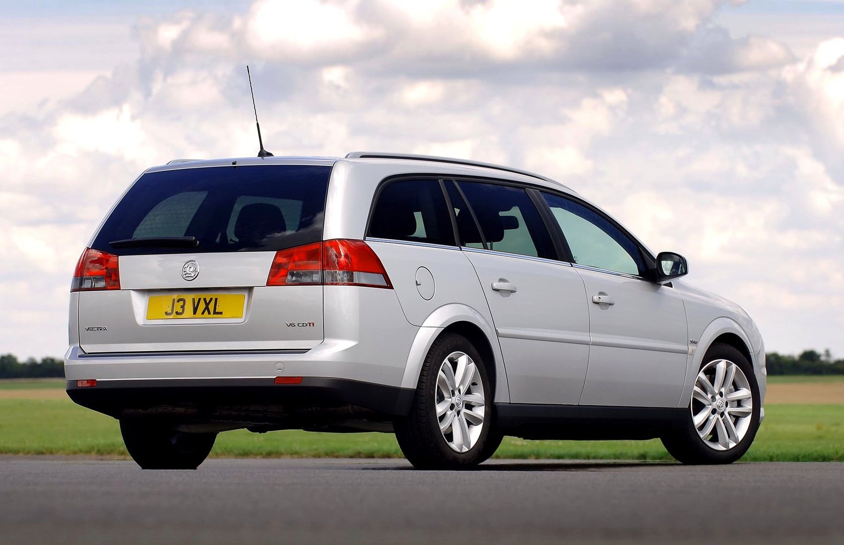 vauxhall_Vectra_3_generation__Estate_5-door__6.jpg