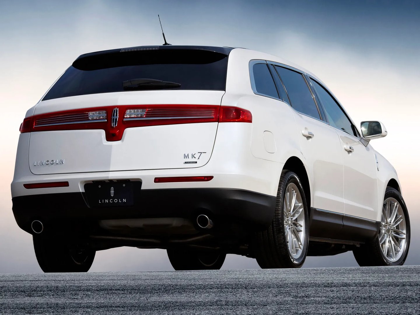 Lincoln_MKT_1_generation_restyling__SUV_5-doors__2.jpg