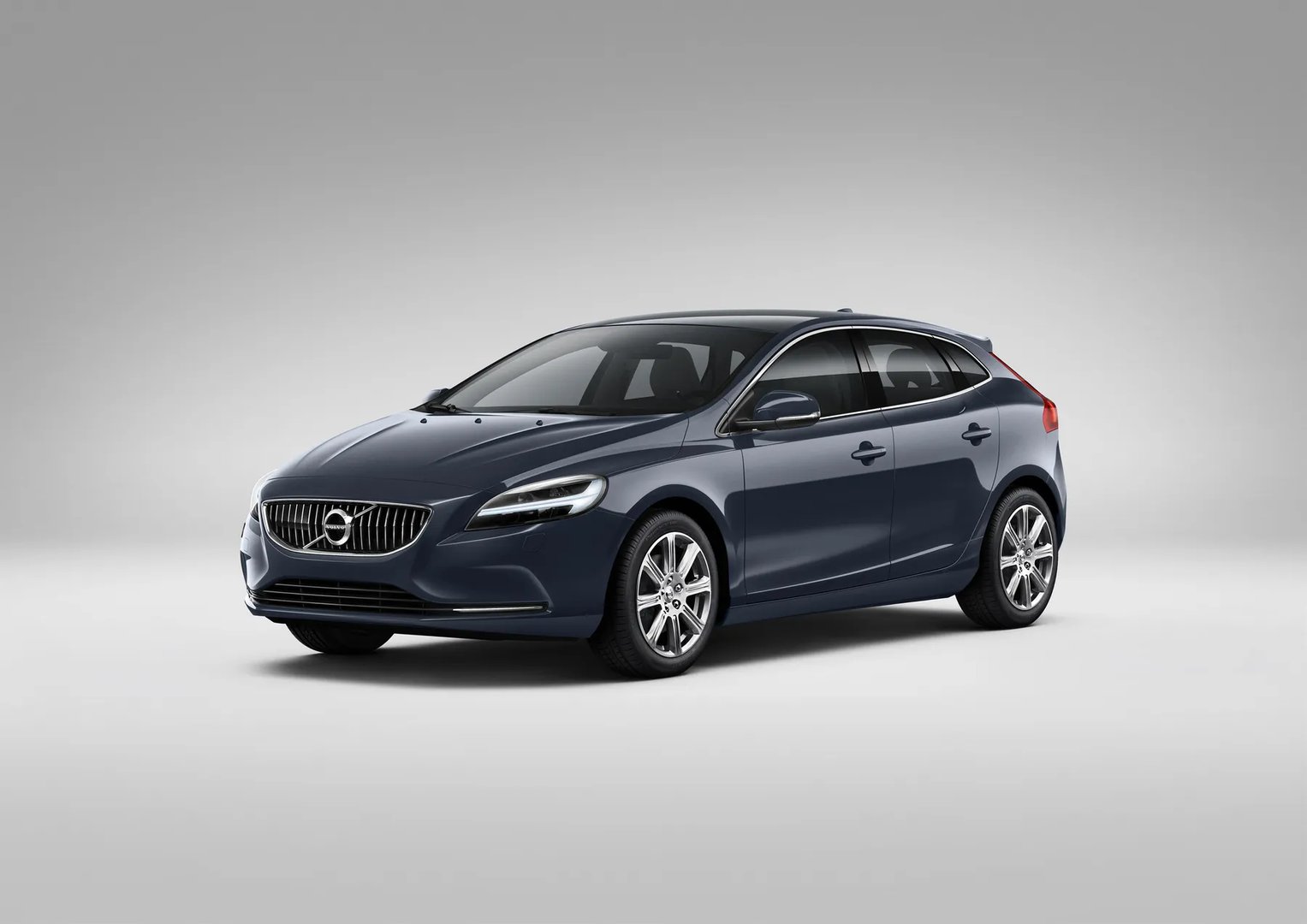 Volvo_V40_2_generation_restyling__Hatchback_5-door__6.jpg