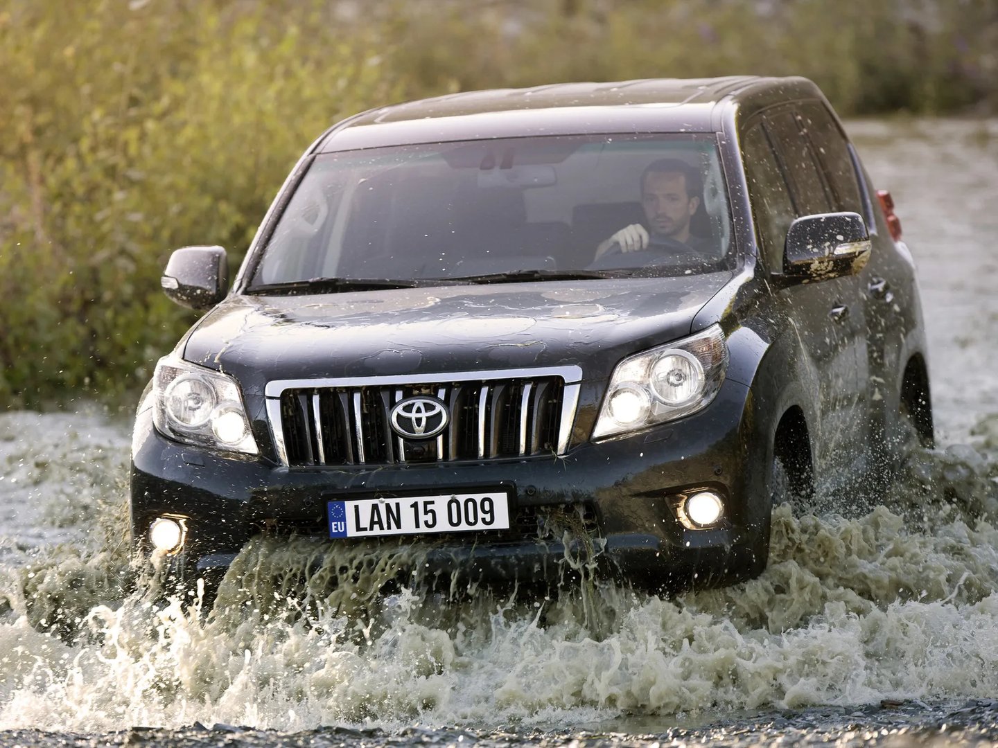 Toyota_Land_Cruiser_4_generation__SUV_5-doors__6.jpg