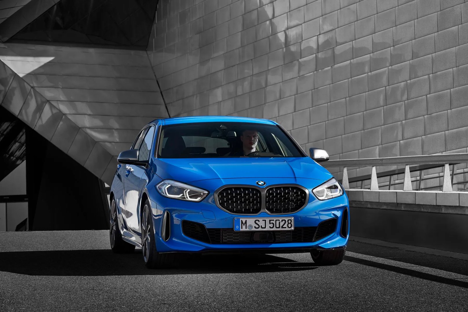 BMW_M1_1_generation__Hatchback_5-door__9.jpg
