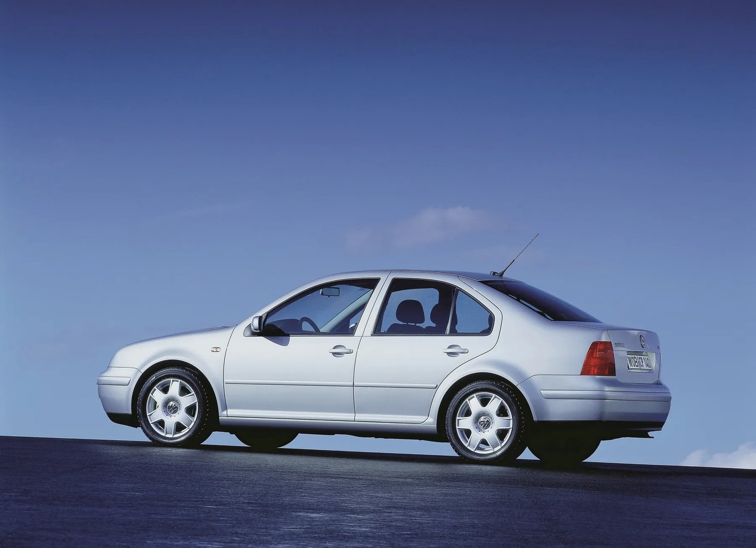 Volkswagen_Bora_1_generation__Sedan__10.jpg