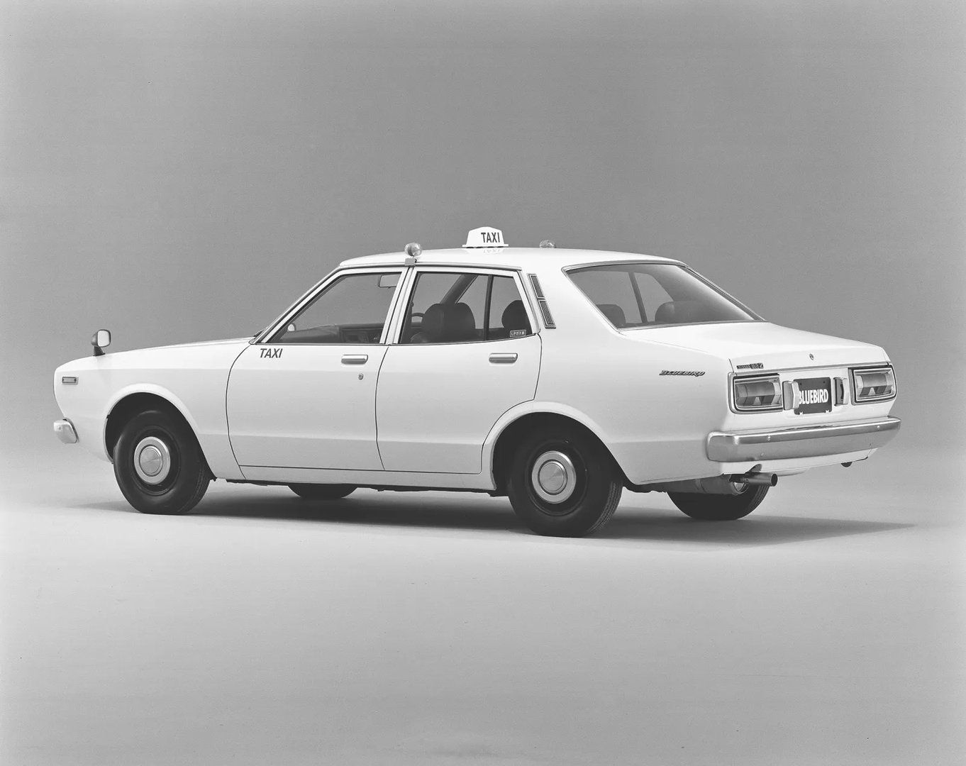 Nissan_Bluebird_5_generation__Sedan__2.jpg