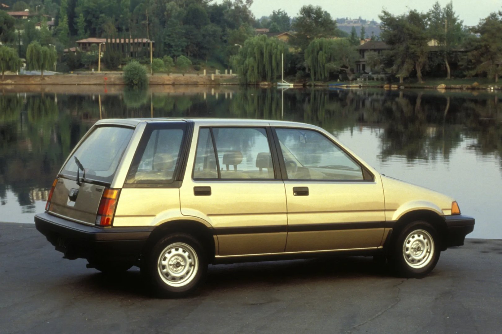 Honda_Civic_(USA)_3_generation__Estate_5-door__1.jpg