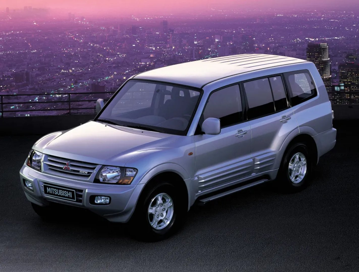 Mitsubishi_Pajero_3_generation__SUV_5-doors__1.jpg