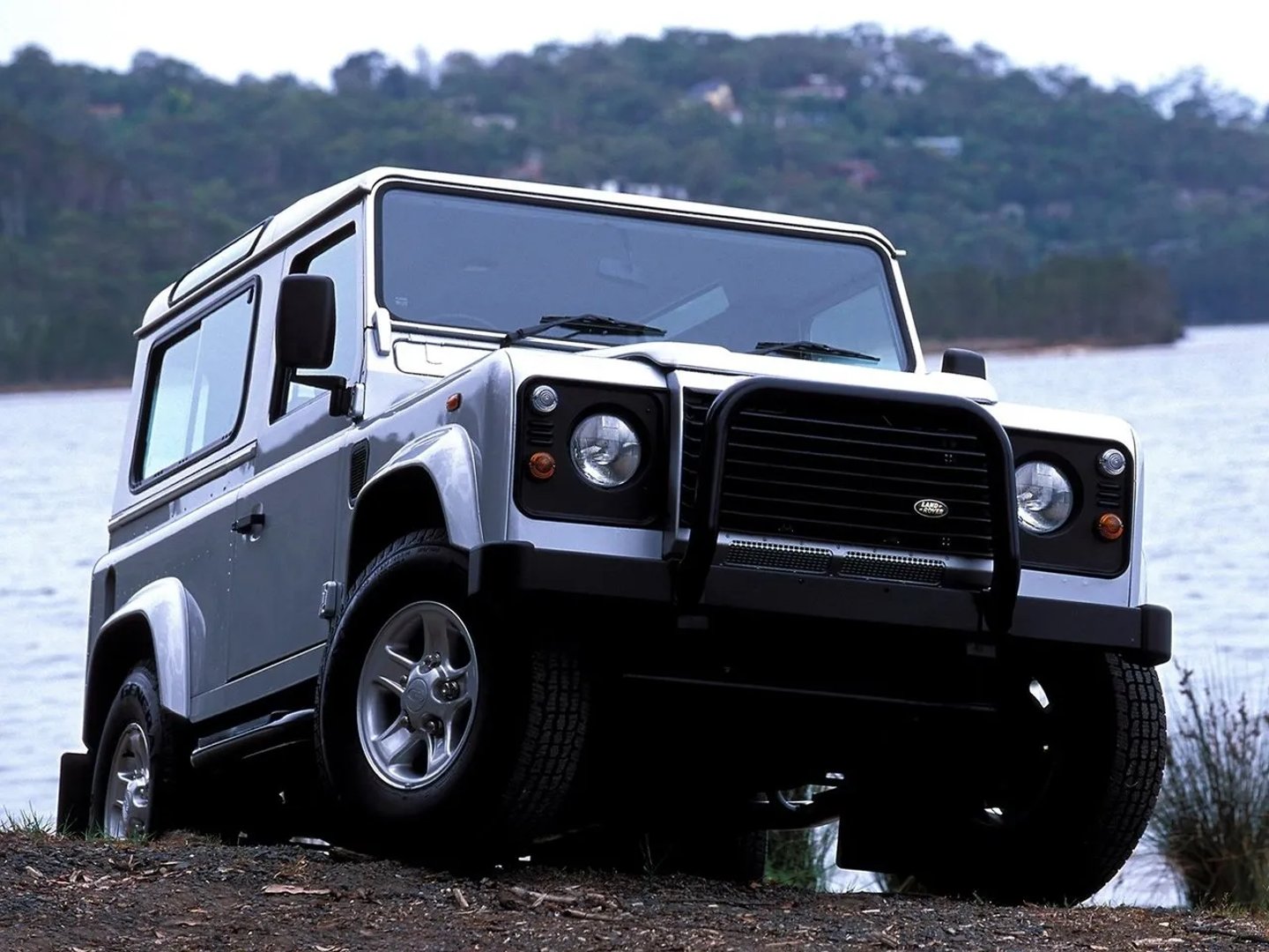 Land Rover_Defender_1_generation__SUV_3-doors__4.jpg