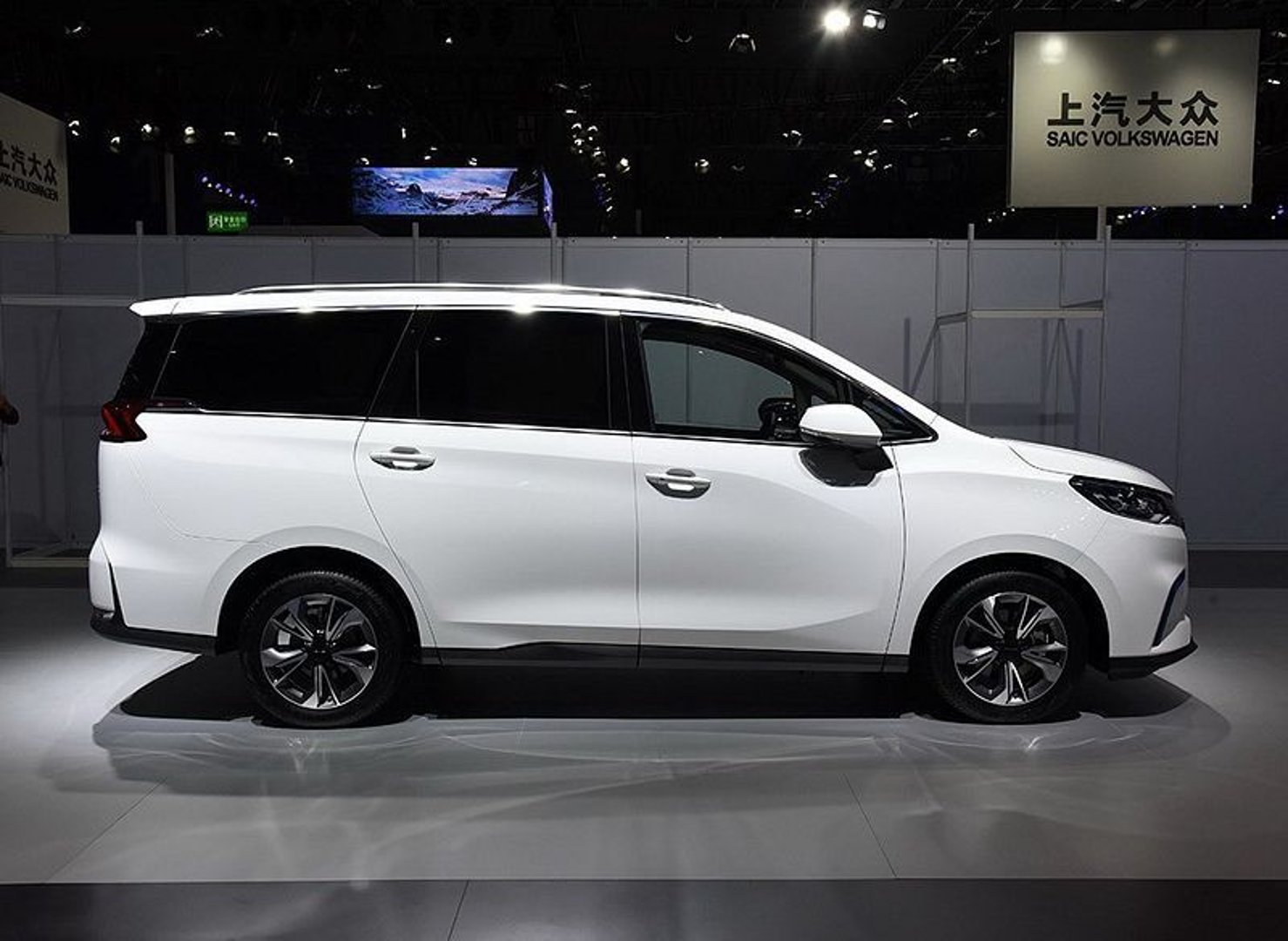 maxus_Euniq_5_1_generation__Minivan__4.jpg