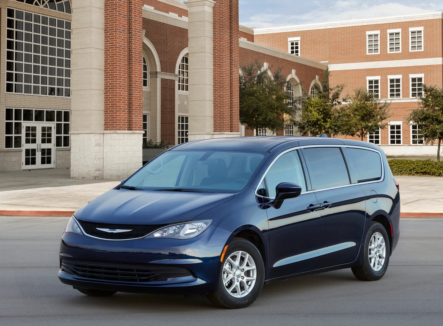 Chrysler_Grand_Voyager_6_generation__Minivan__2.jpg