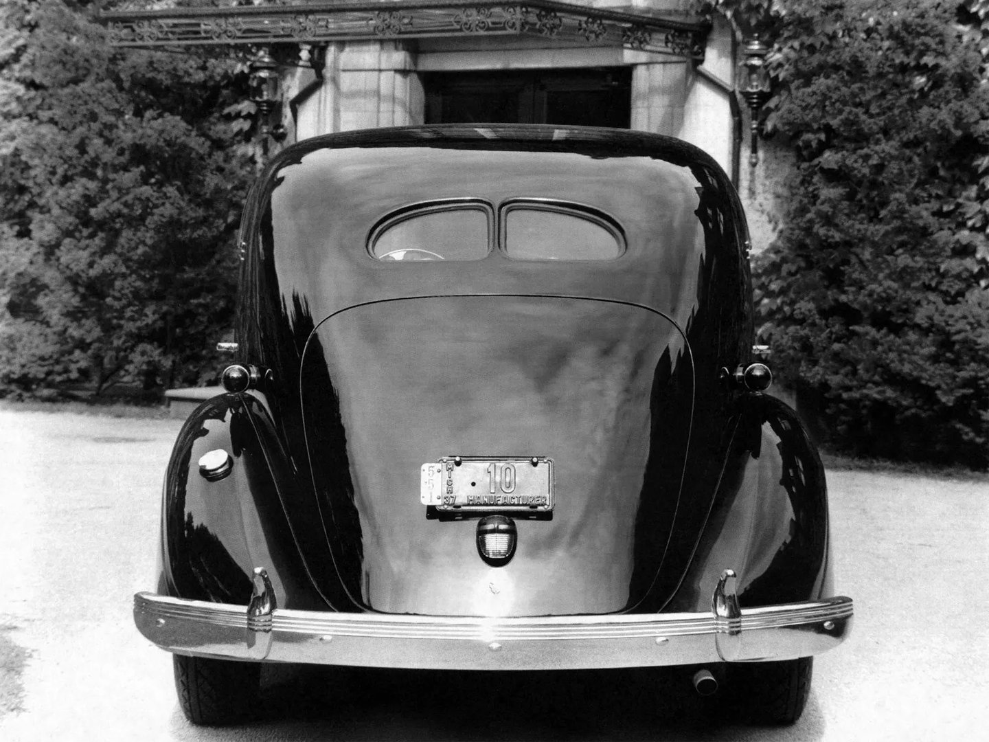 Chrysler_Imperial_4_generation__Sedan__2.jpg
