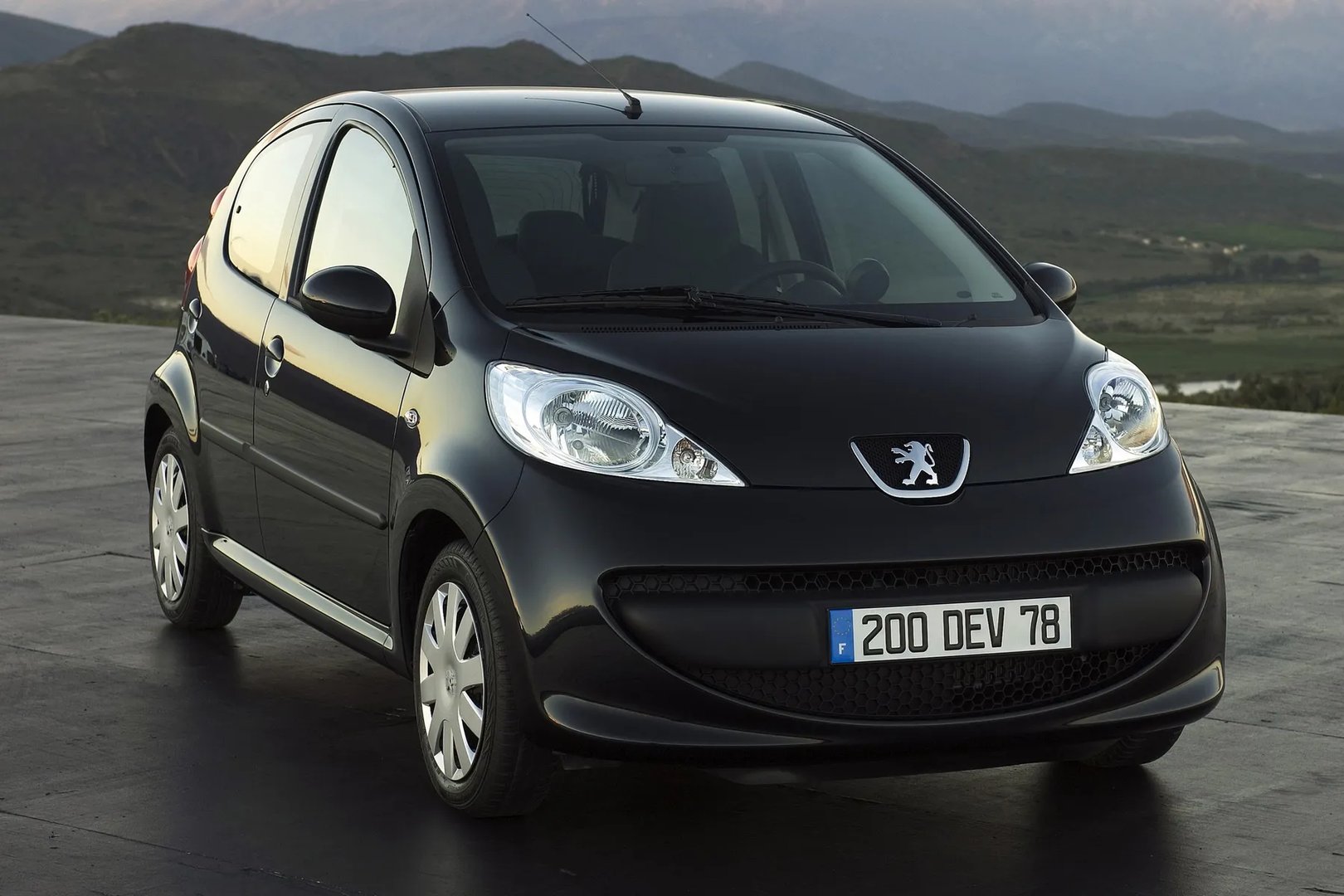 Peugeot_107_1_generation__Mini_5-doors__1.jpg