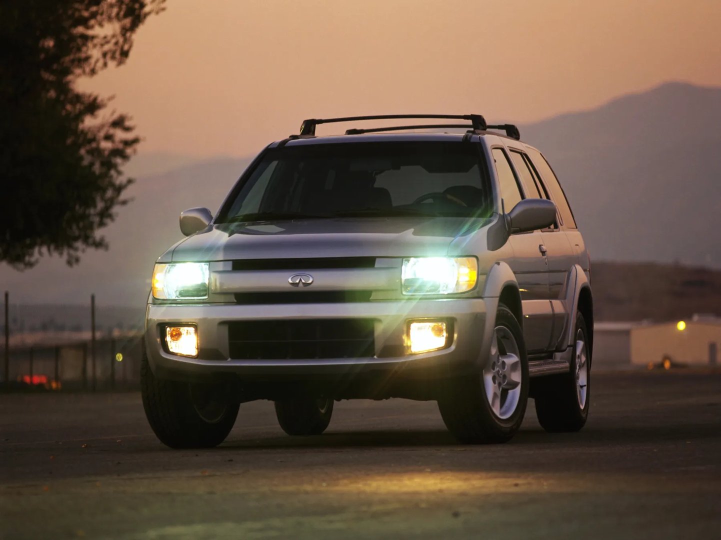 Infiniti_QX4_1_generation__SUV_5-doors__6.jpg