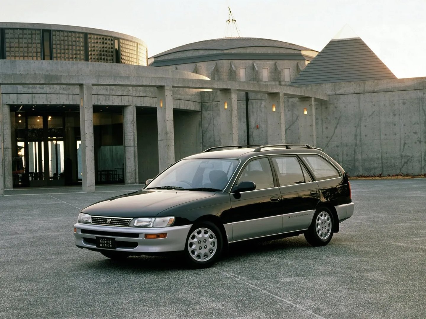 Toyota_Corolla_7_generation__Estate_5-door__3.jpg