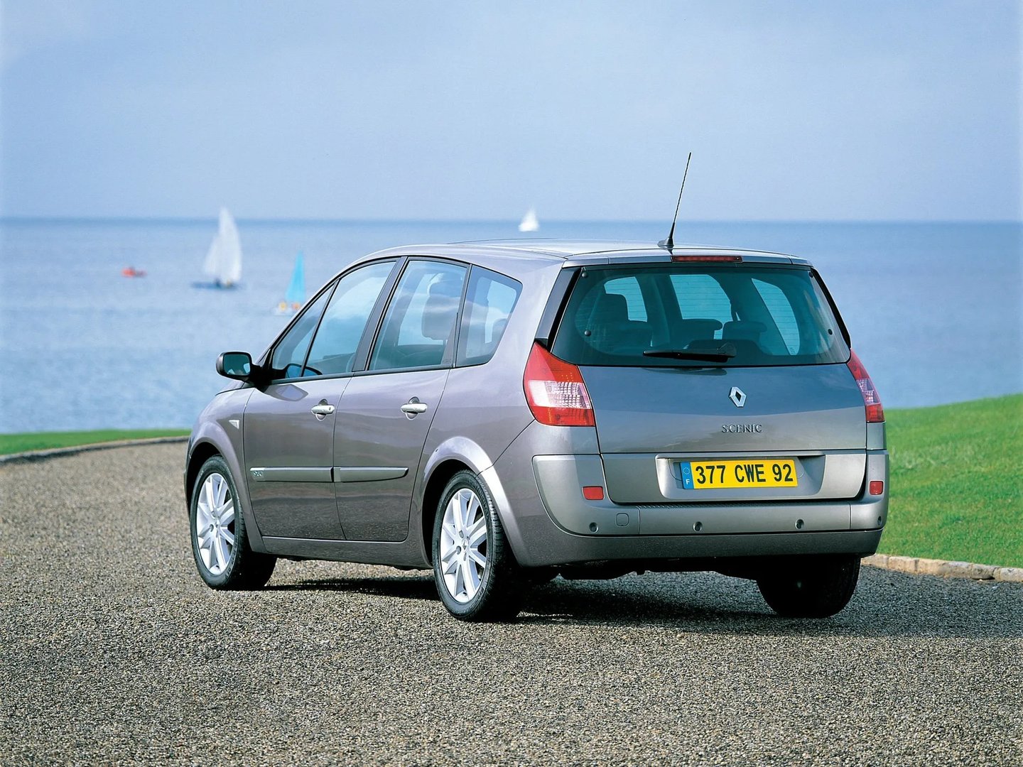 Renault_Grand_Scenic_2_generation__Compact_Van__5.jpg