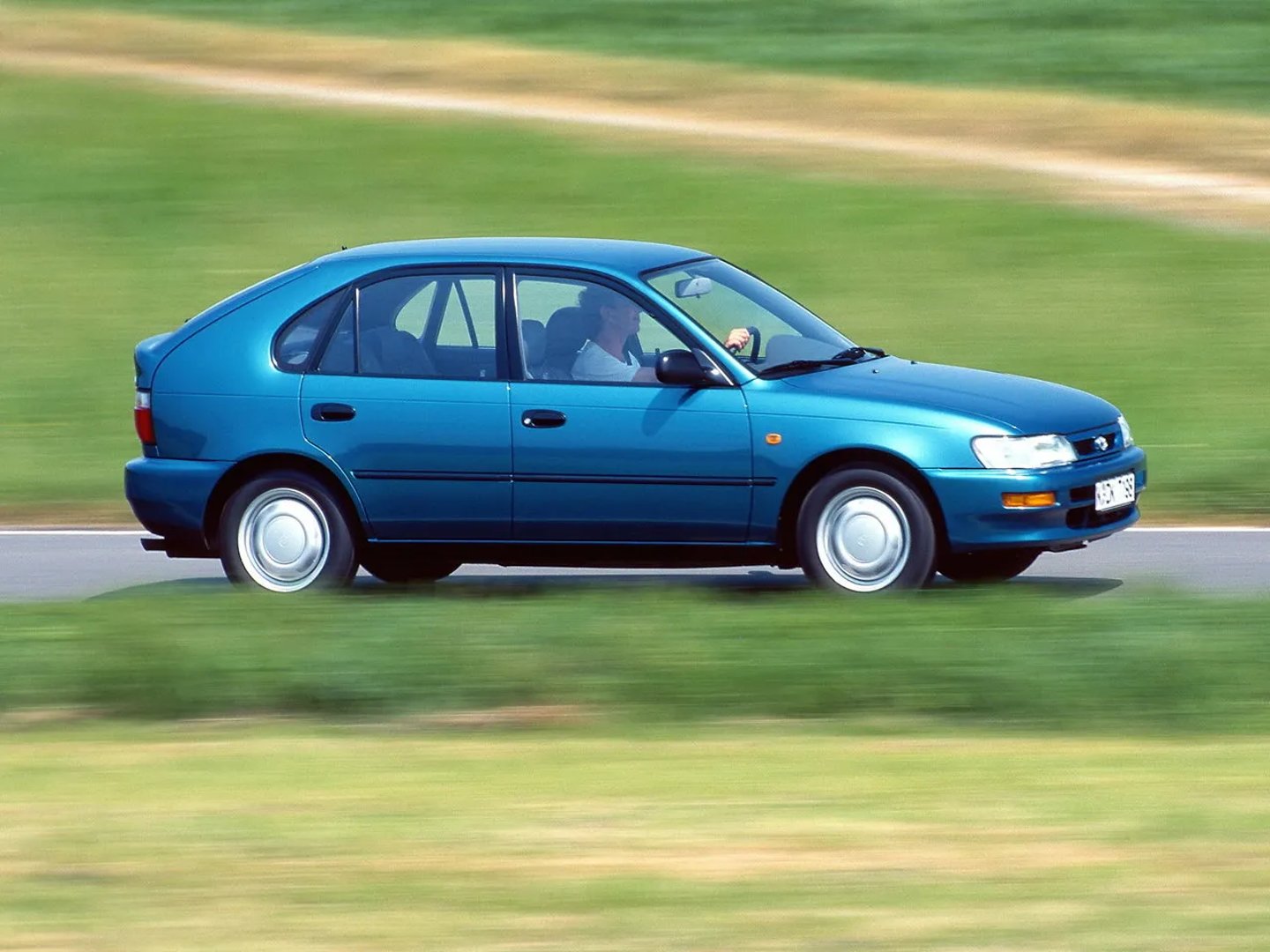 Toyota_Corolla_7_generation__Hatchback_5-door__3.jpg
