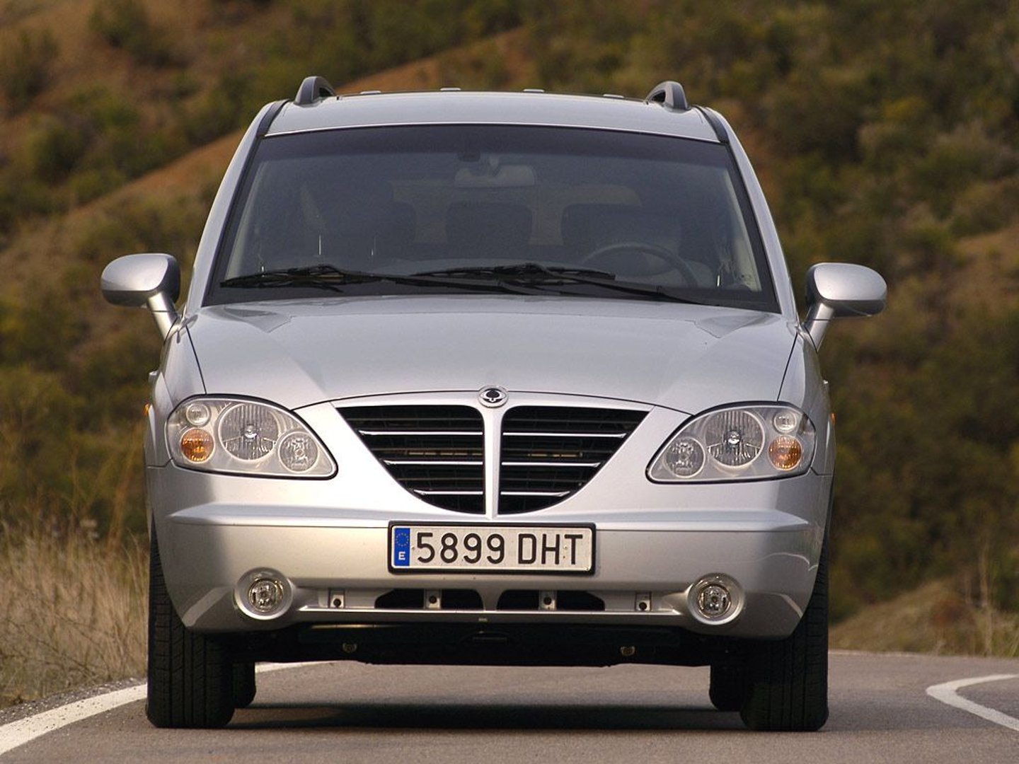 ssangyong_Rodius_1_generation__Minivan__4.jpg