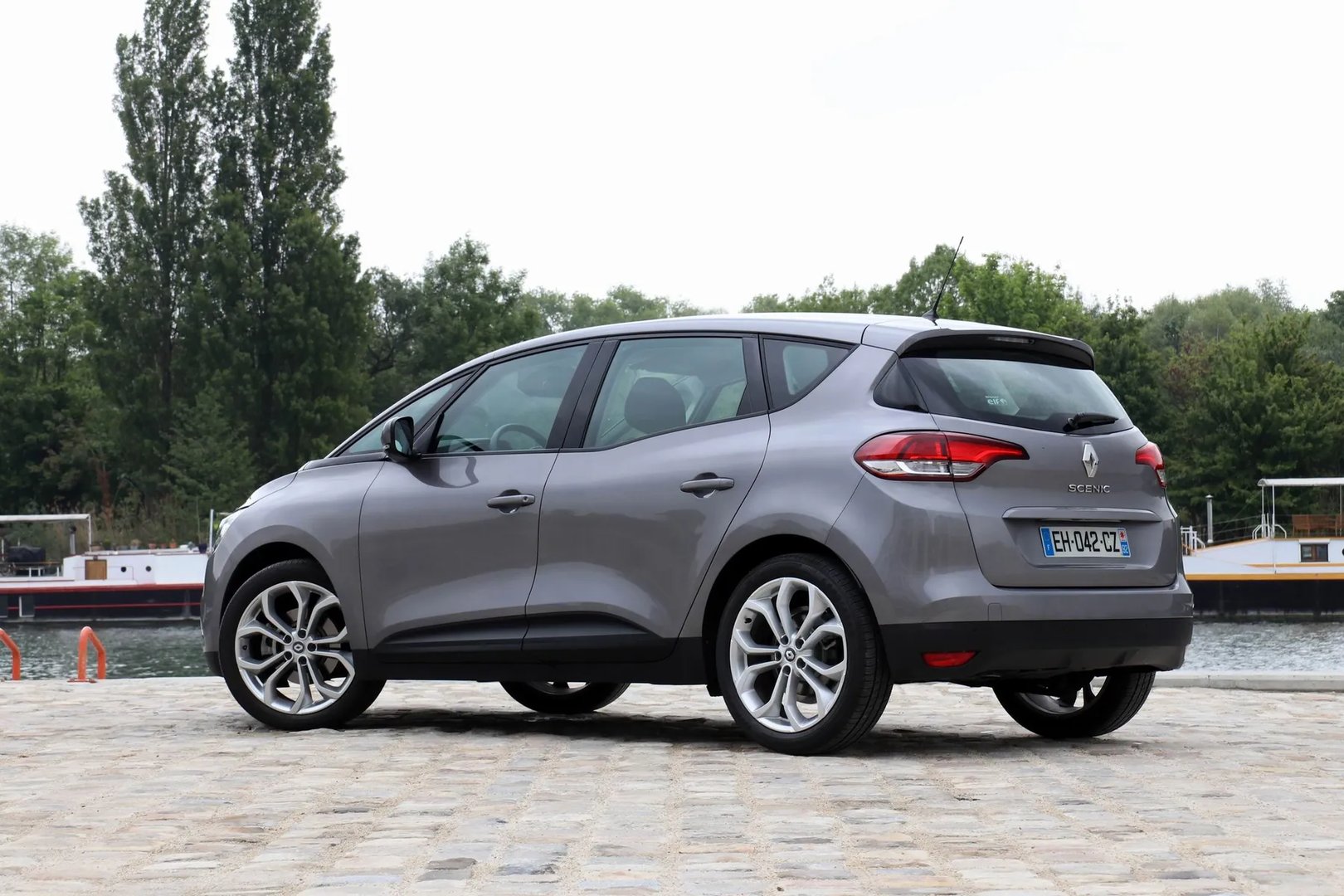 Renault_Scenic_4_generation__Compact_Van__7.jpg