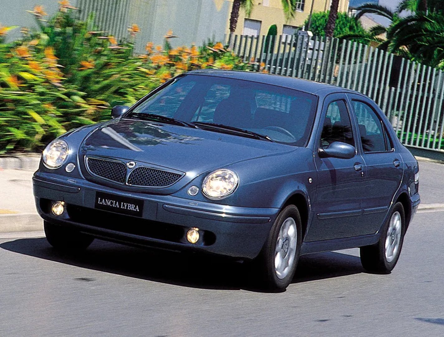 Lancia_Lybra_1_generation__Sedan__8.jpg