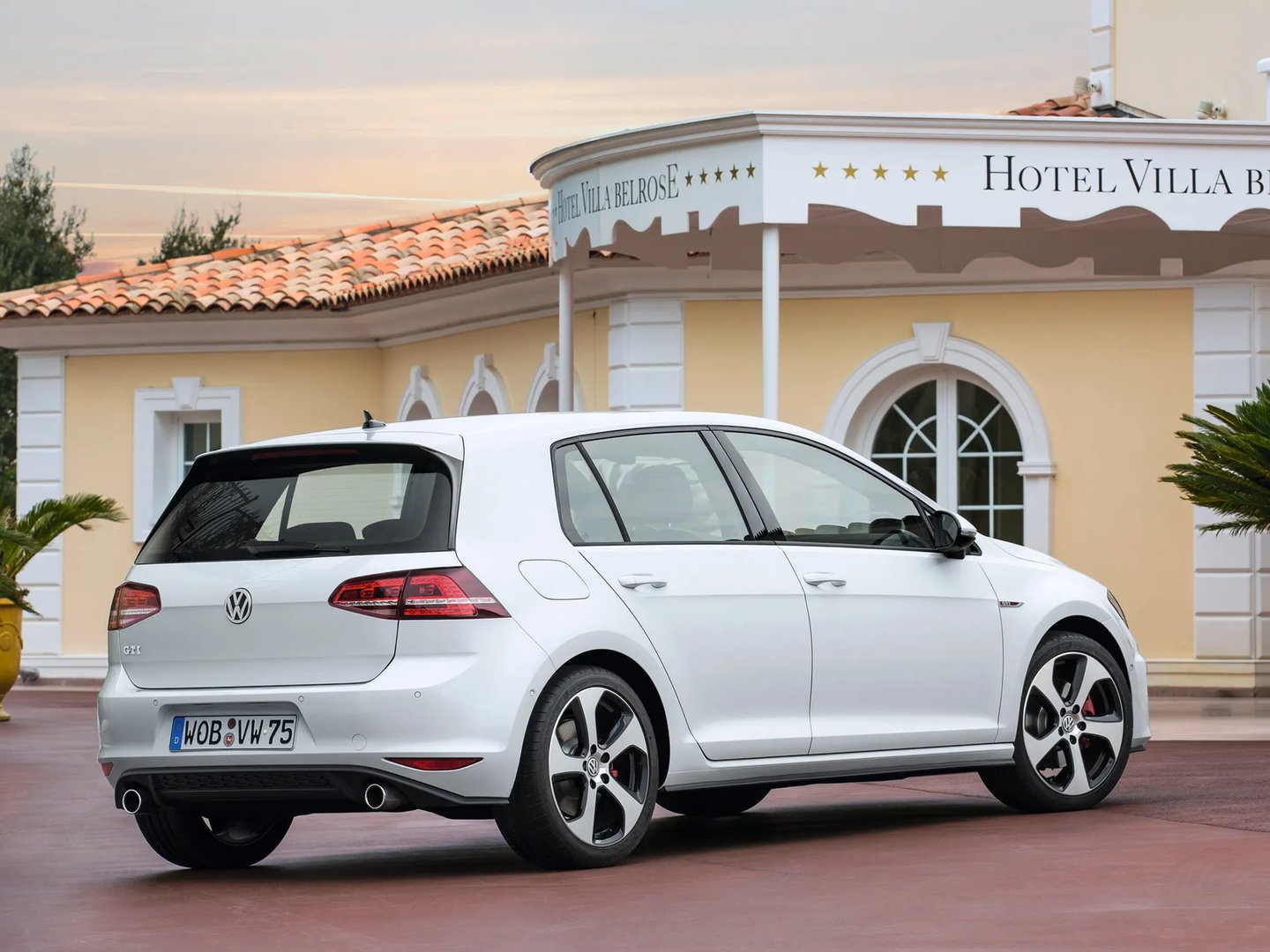 Volkswagen_Golf_GTI_7_generation__Hatchback_5-door__8.jpg