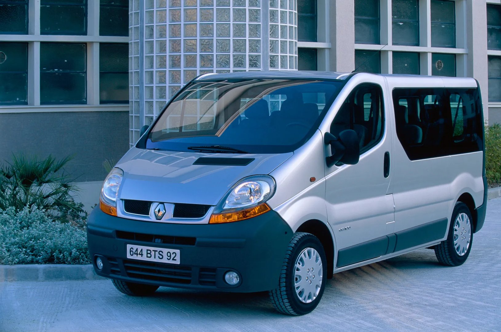 Renault_Trafic_2_generation__Minivan__1.jpg