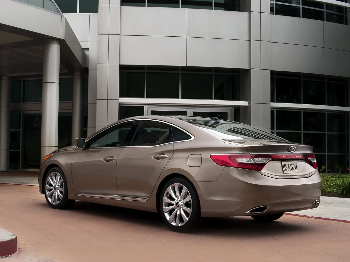 Hyundai_Azera_2_generation__Sedan__6.jpg