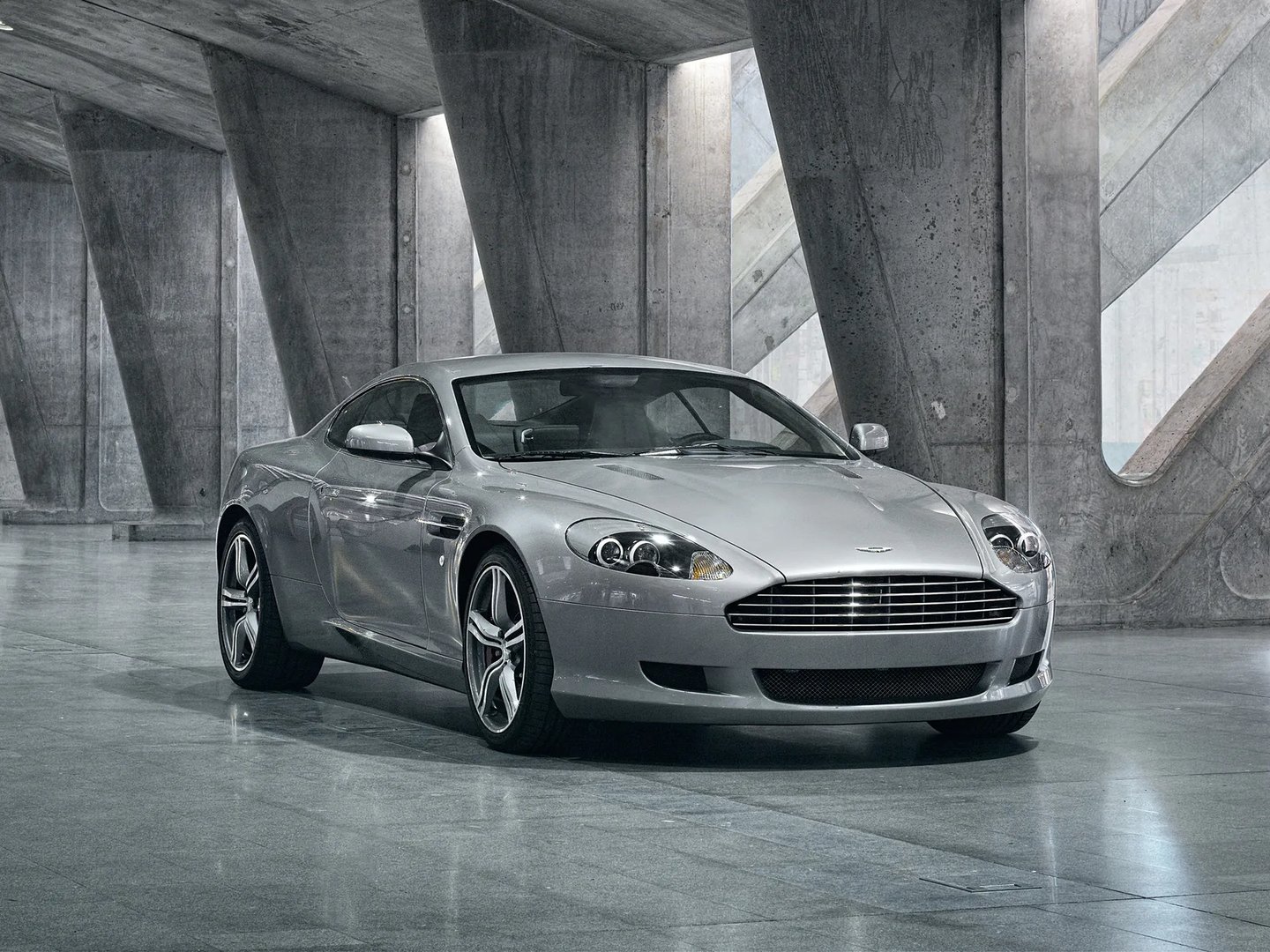 Aston Martin_DB9_1_generation_restyling__Coupe__3.jpg