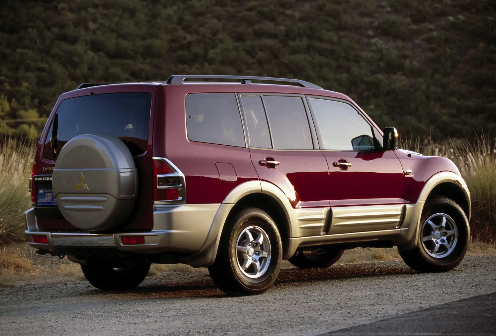 Mitsubishi_Montero_3_generation__SUV_5-doors__2.jpg