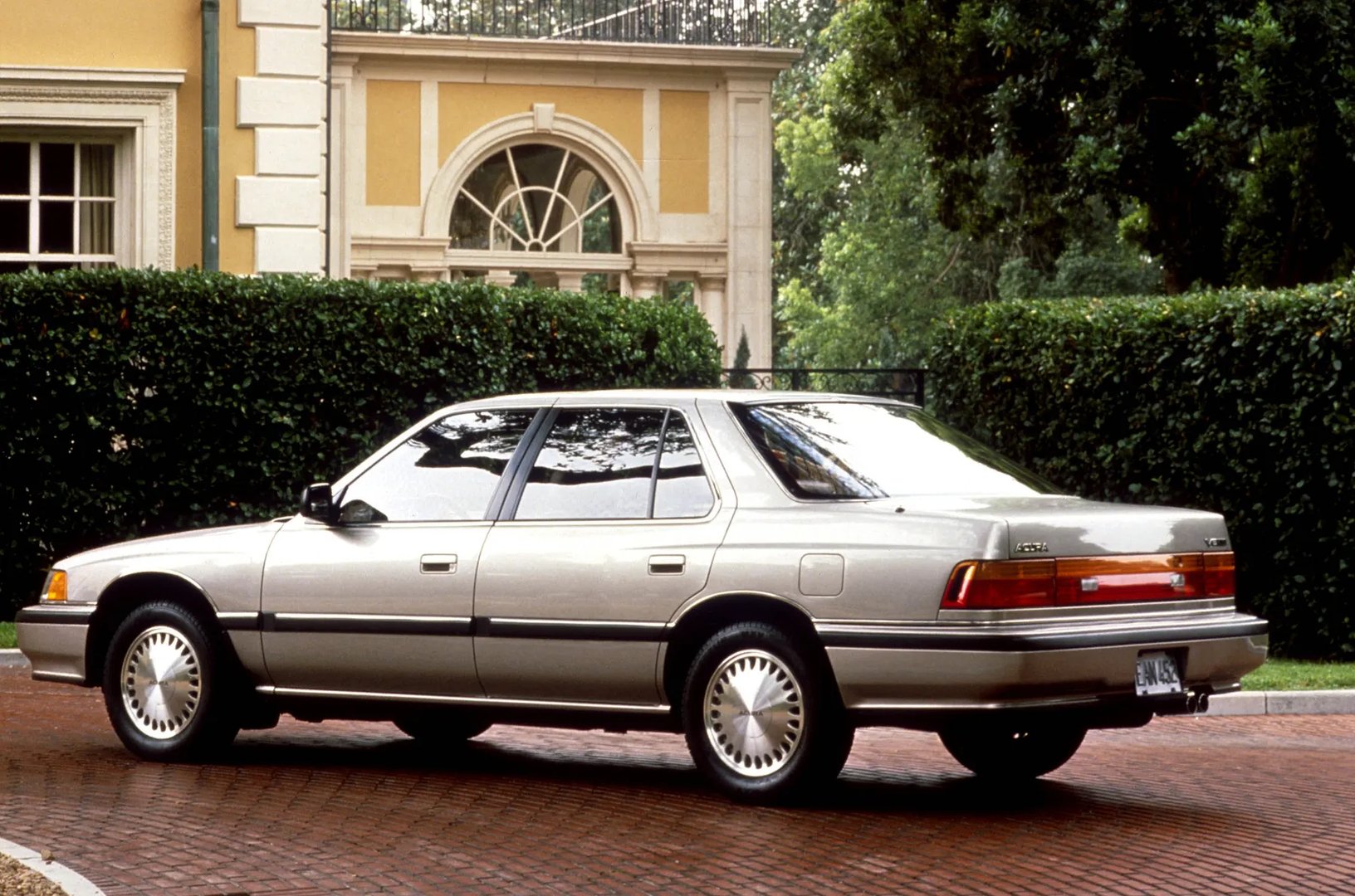 Acura_Legend_1_generation__Sedan__3.jpg