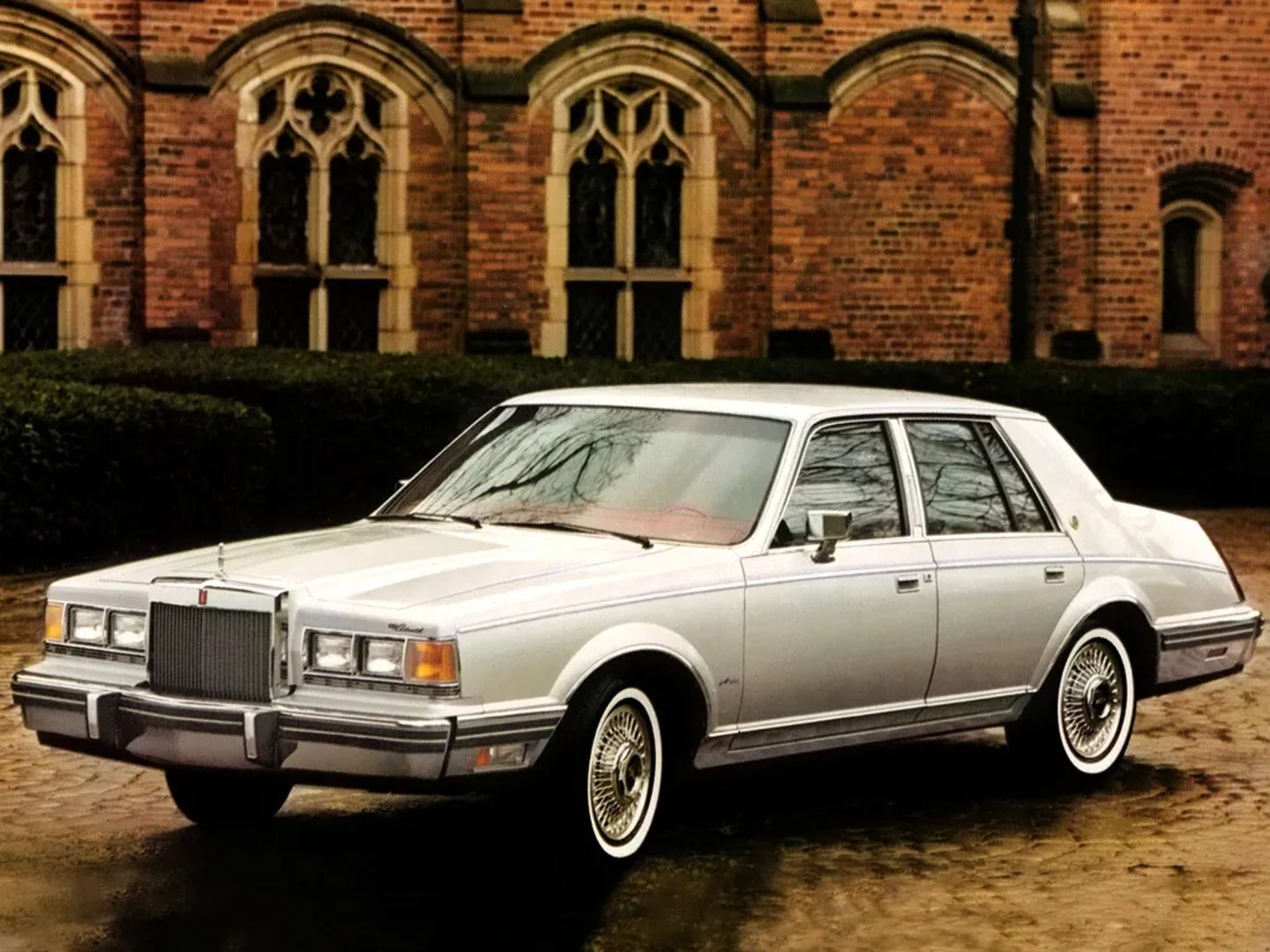 Lincoln_Continental_7_generation__Sedan__1.jpg