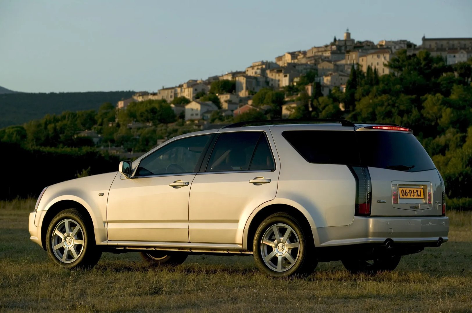 Cadillac_SRX_1_generation__SUV_5-doors__10.jpg
