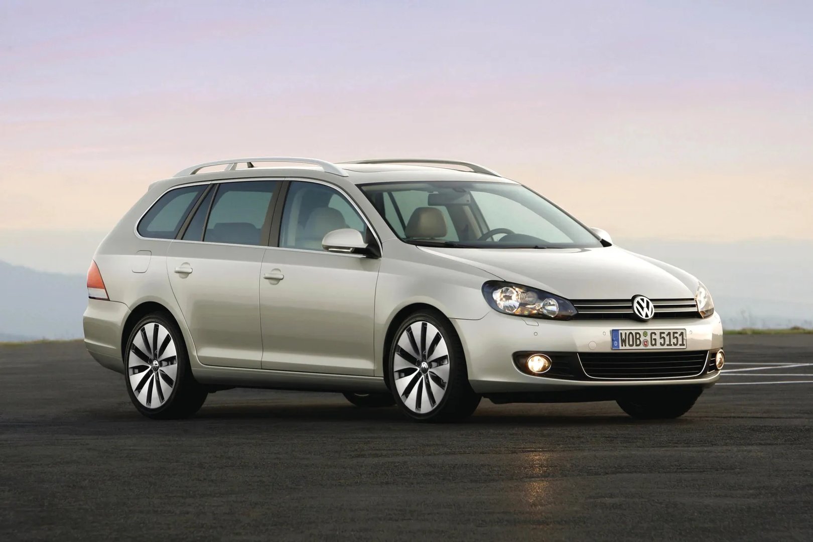 Volkswagen_Golf_6_generation__Estate_5-door__6.jpg