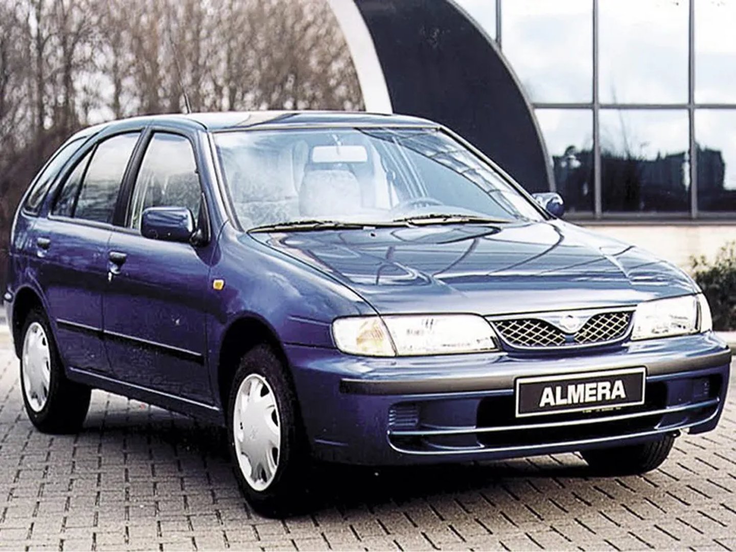 Nissan_Almera_1_generation__Hatchback_5-door__1.jpg
