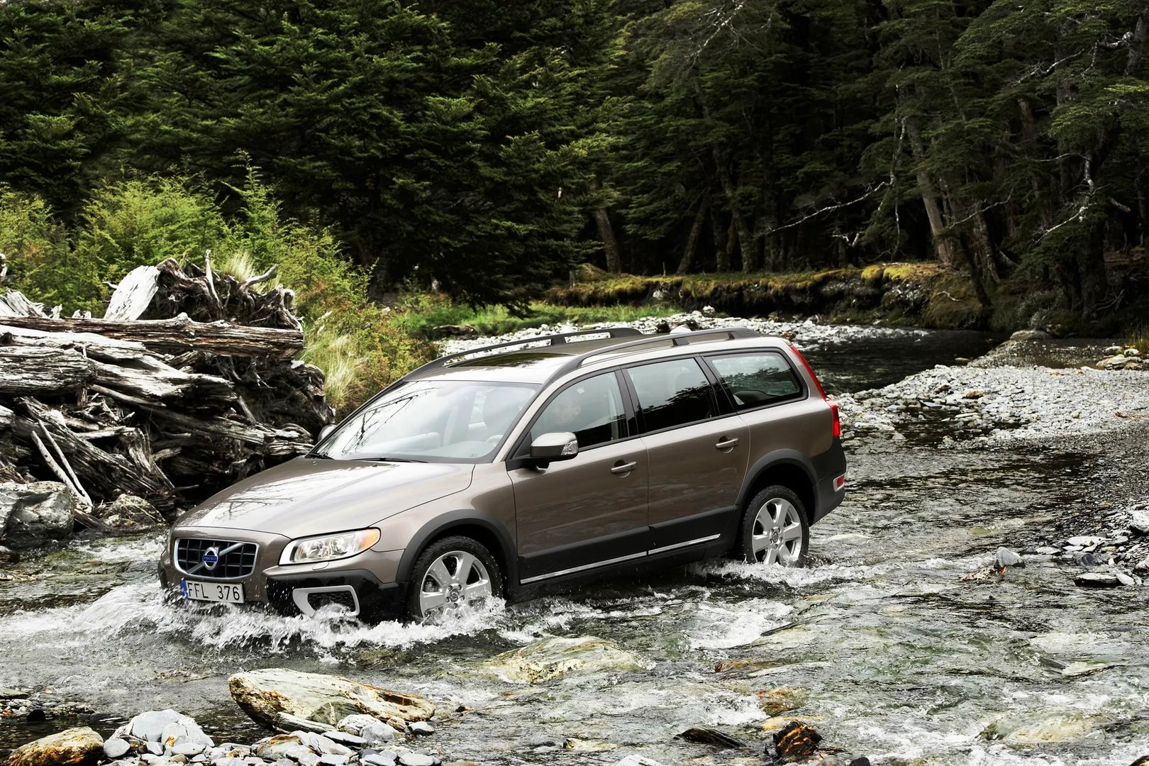 Volvo_XC70_2_generation__Estate_5-door__5.jpg