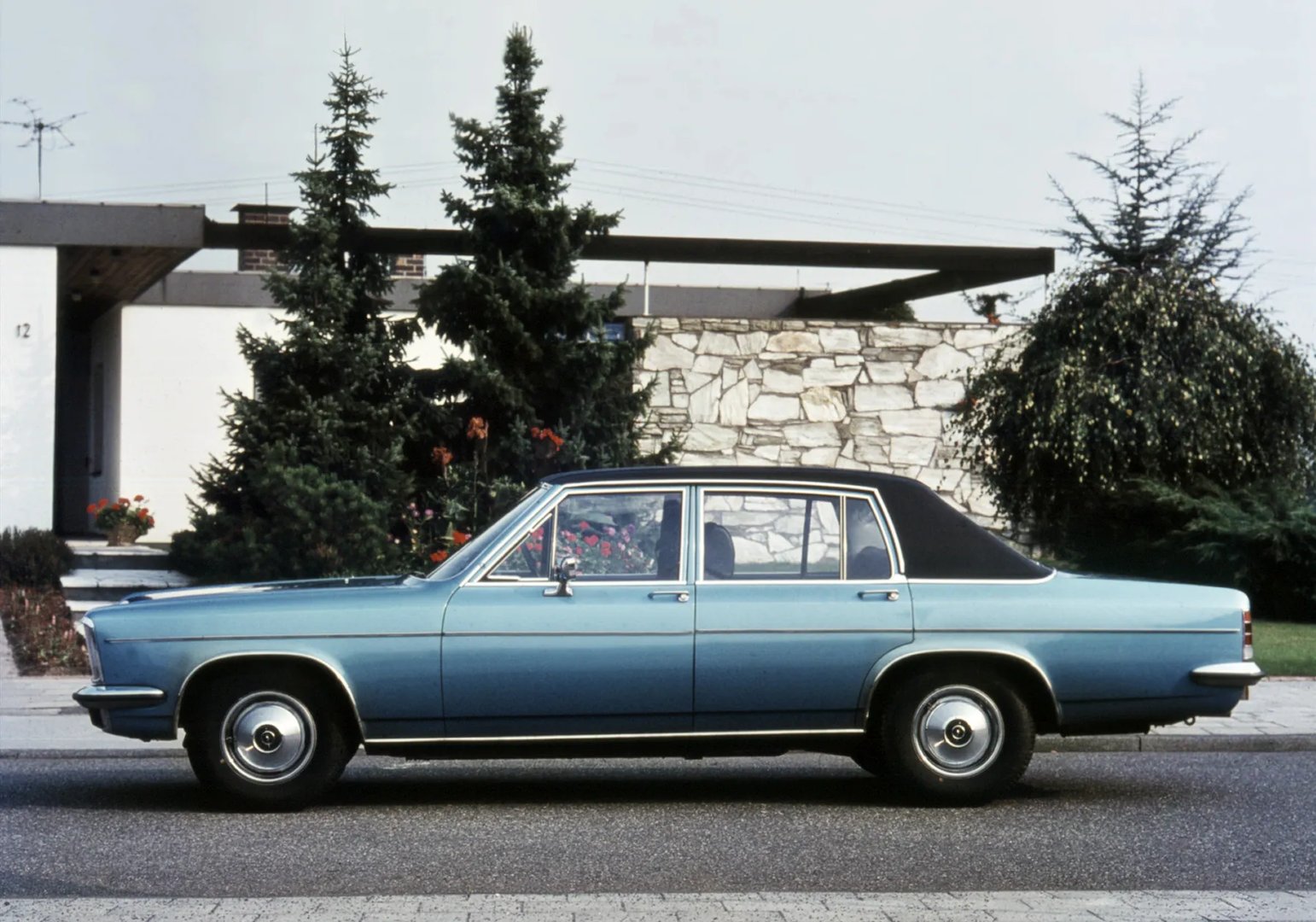 Opel_Diplomat_2_generation__Sedan__6.jpg