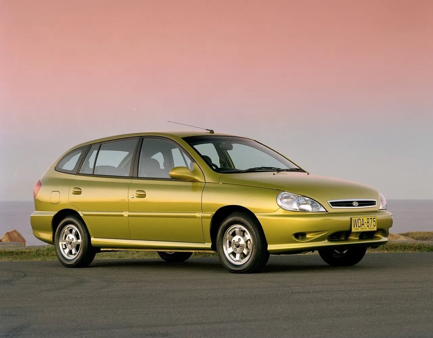 Kia_Rio_1_generation__Estate_5-door__main.jpg