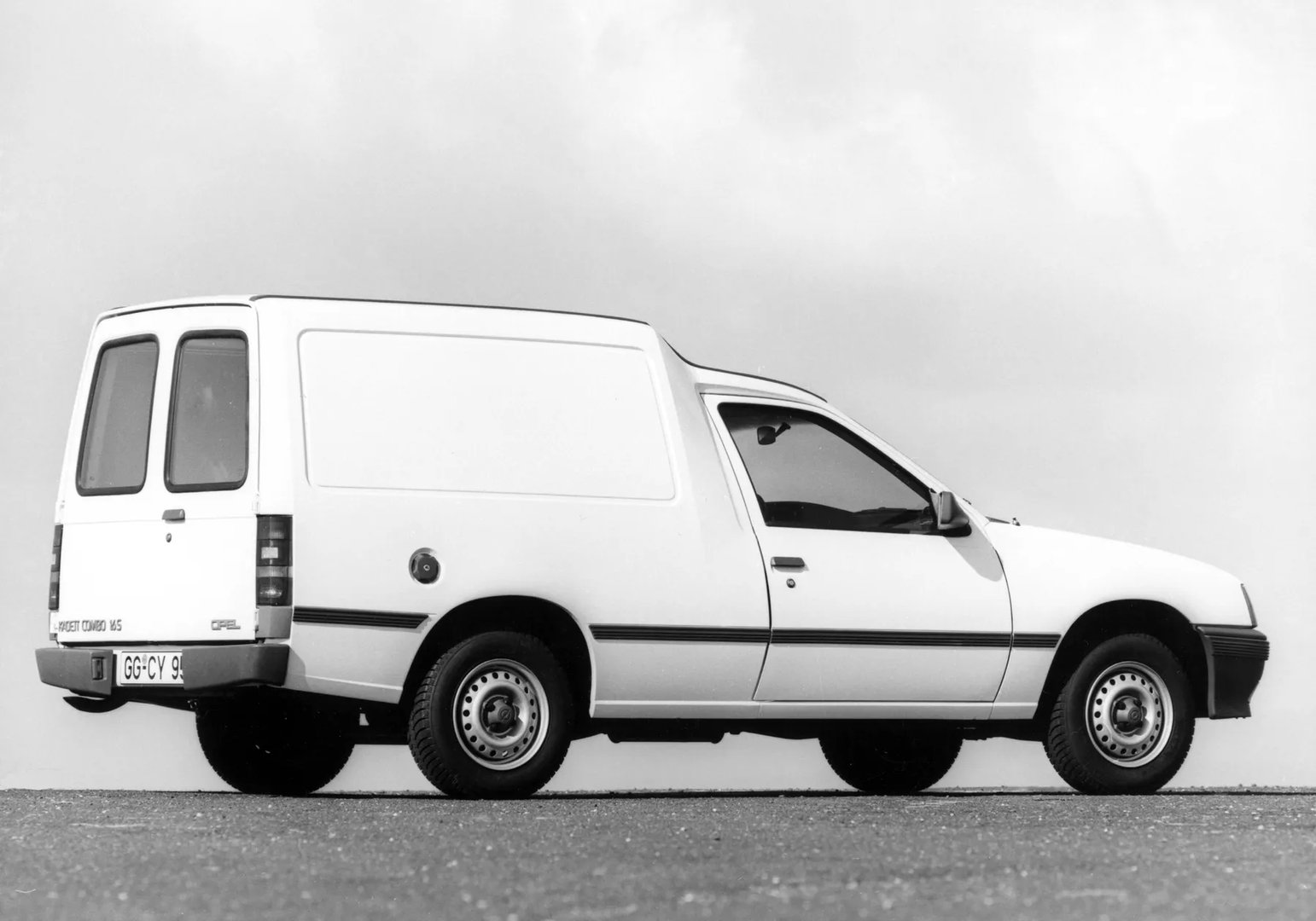 Opel_Kadett_5_generation__Estate_3-door__2.jpg