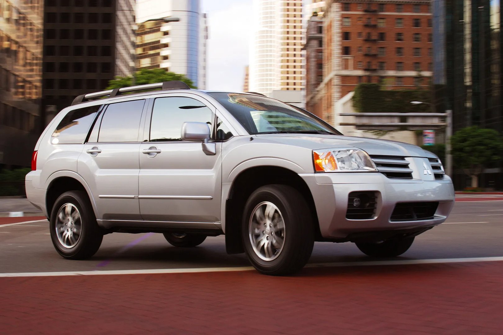 Mitsubishi_Endeavor_1_generation__SUV_5-doors__1.jpg