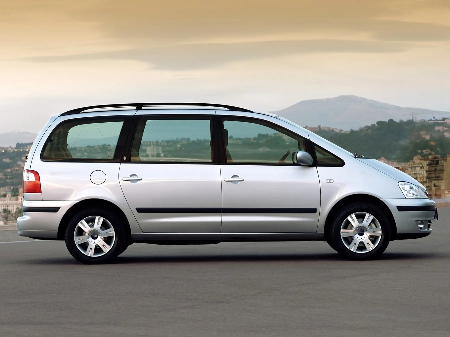Ford_Galaxy_1_generation_restyling__Minivan__9.jpg