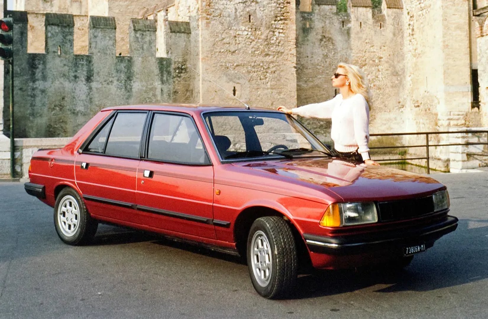 Peugeot_305_1_generation__Sedan__4.jpg