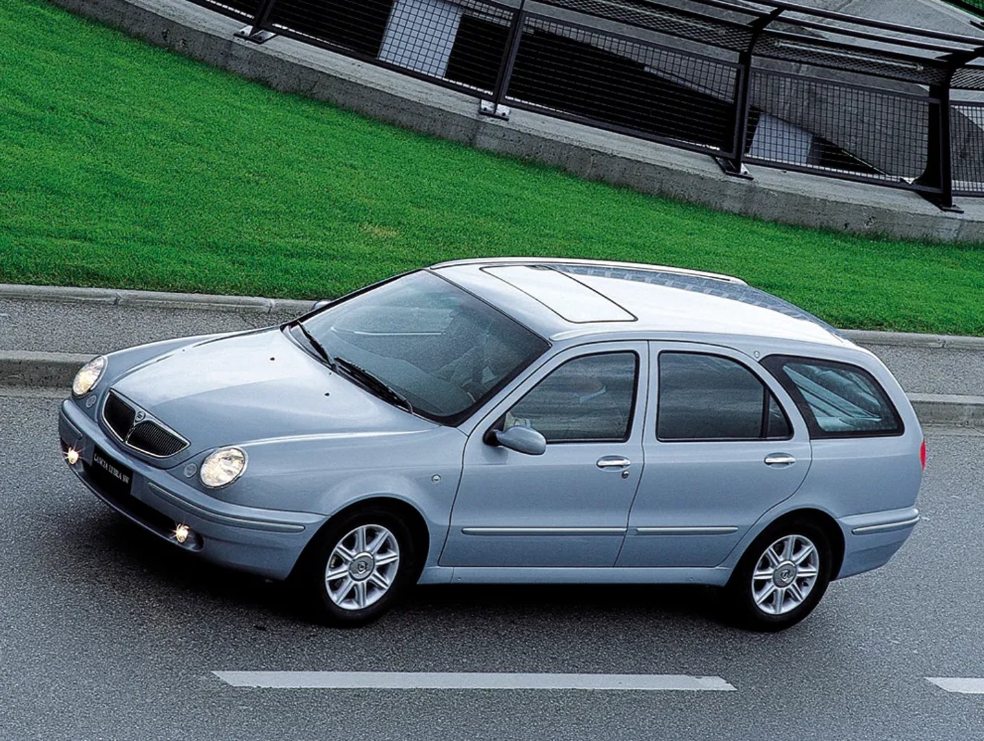 Lancia_Lybra_1_generation__Estate_5-door__1.jpg