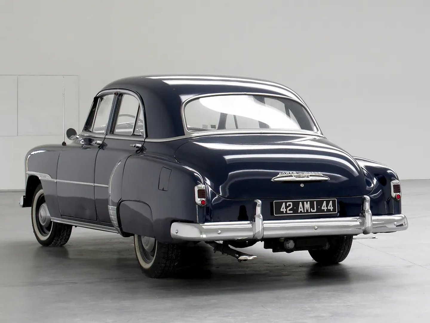 Chevrolet_Deluxe_1_generation__Sedan__2.jpg