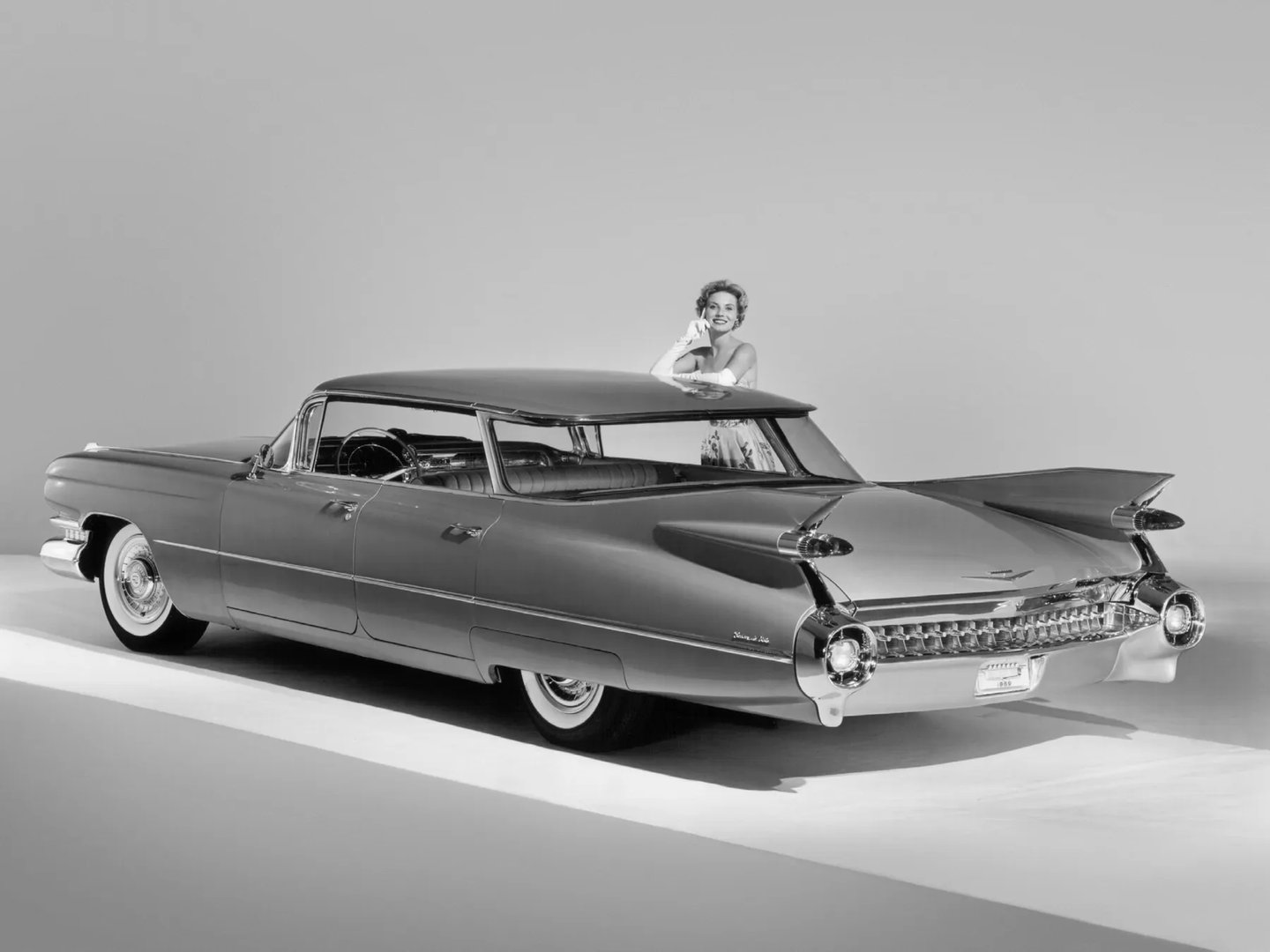 Cadillac_DeVille_1_generation__Sedan__1.jpg