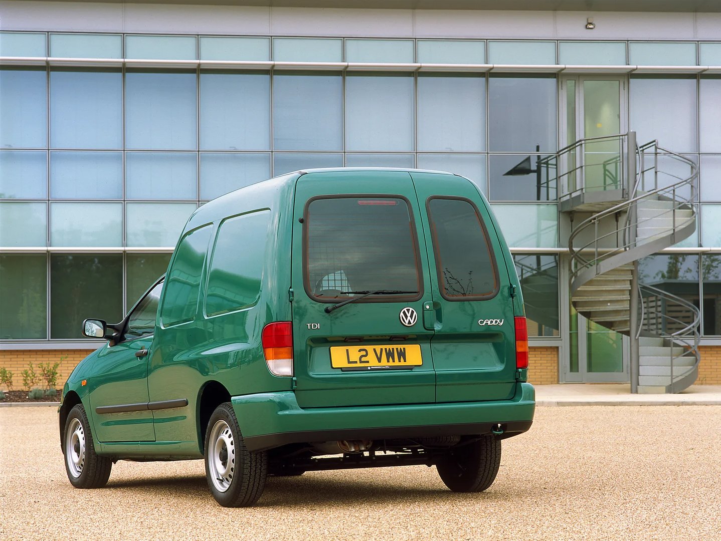 Volkswagen_Caddy_2_generation__Compact_Van__1.jpg
