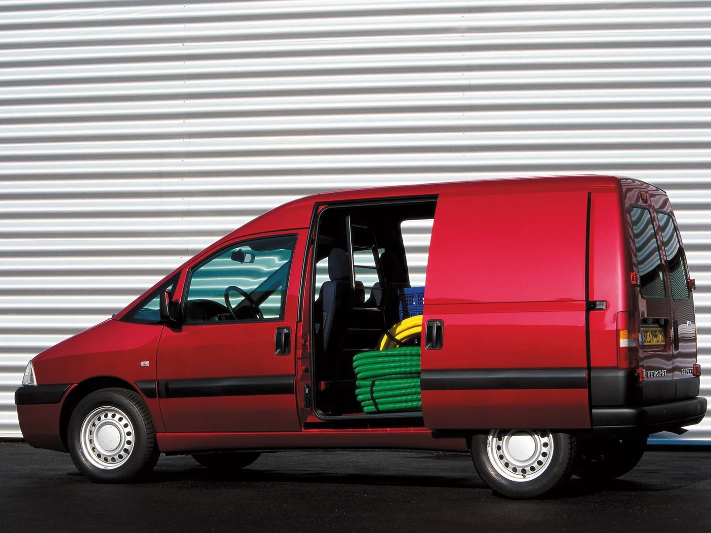 Peugeot_Expert_1_generation__Van__2.jpg