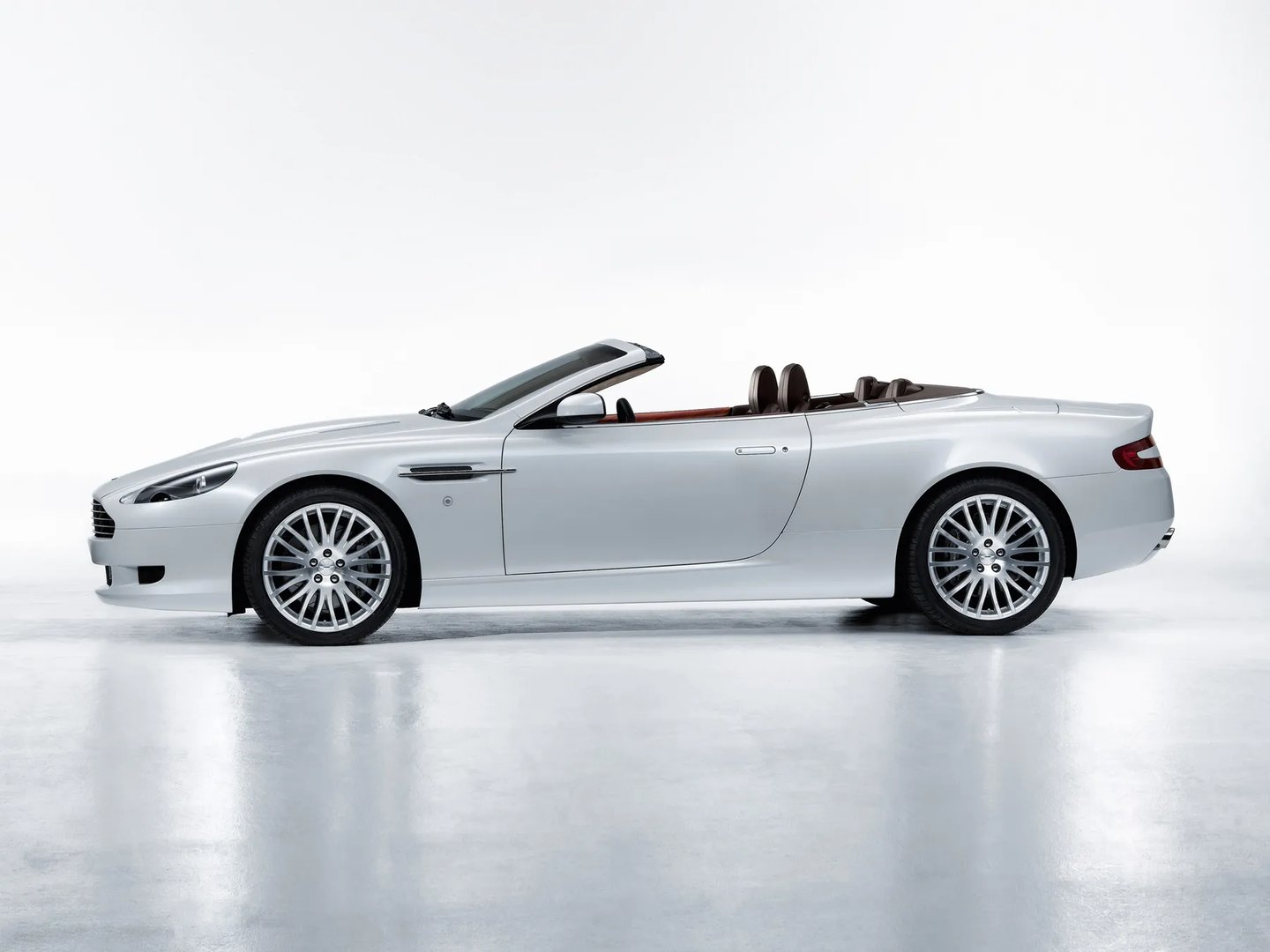 Aston Martin_DB9_1_generation_restyling__Cabrio__8.jpg