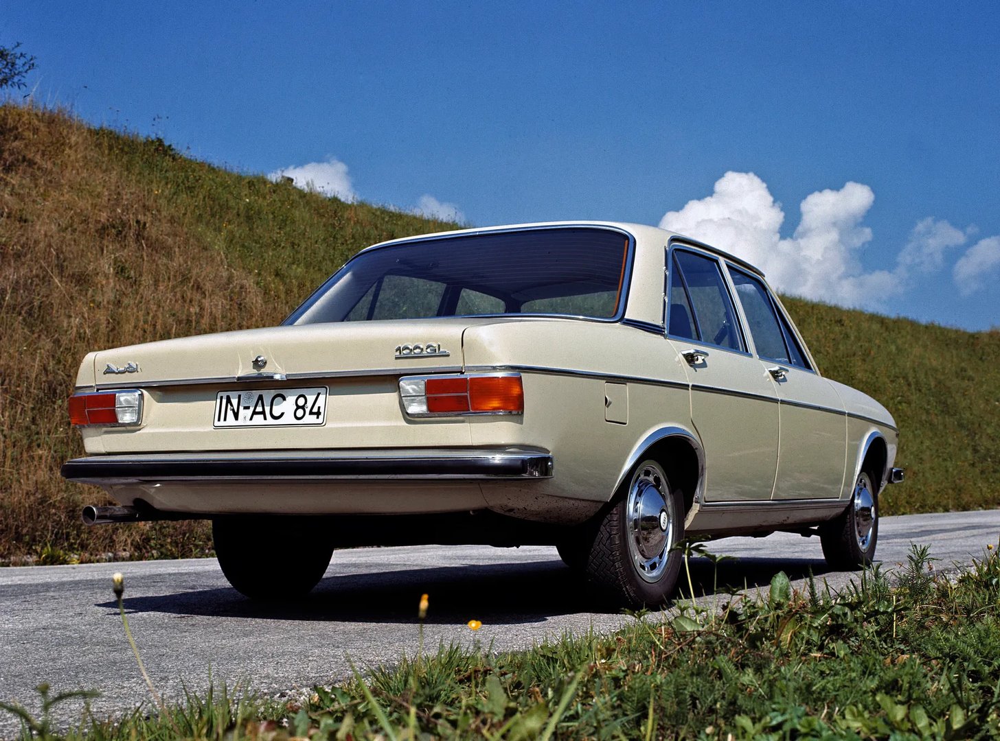 Audi_100_1_generation__Sedan__10.jpg