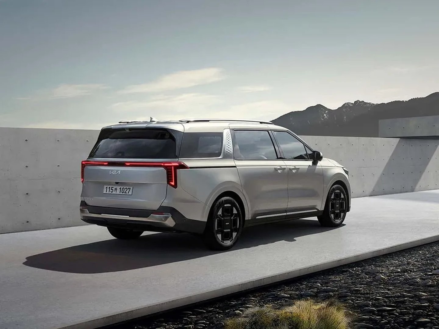 Kia_Carnival_4_generation_restyling__Minivan__1.jpg