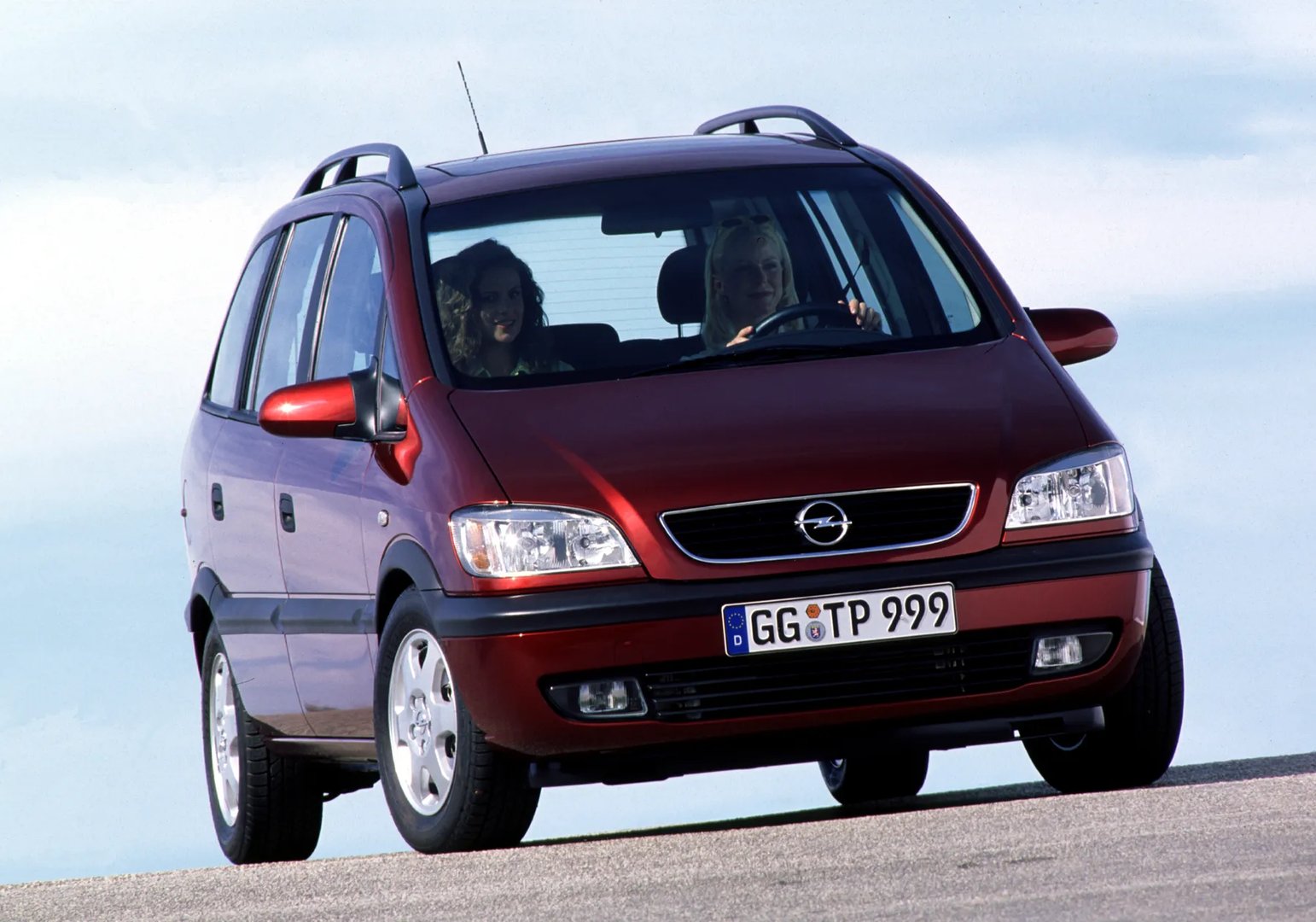 Opel_Zafira_1_generation__Compact_Van__2.jpg