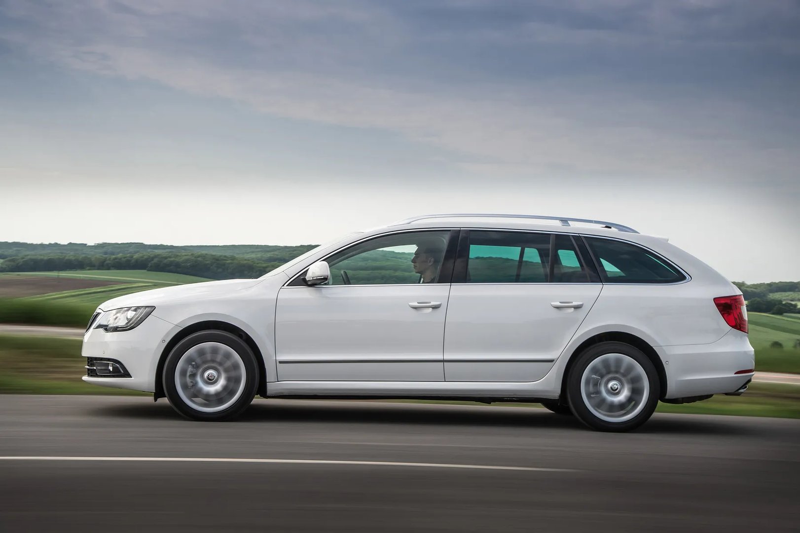 Skoda_Superb_2_generation_restyling__Estate_5-door__4.jpg
